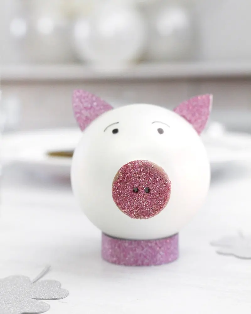 Du möchtest zum Jahreswechsel mit einer ausgefallenen Silvester Tischdeko glänzen? Dann solltest du dir unbedingt meine Ideen anschauen! Ich zeige dir, wie du im Handumdrehen eine tolle Silvestertafel zaubern kannst. Dafür habe ich 7 tolle und einfache DIYs zusammengestellt. Außerdem habe ich Bastelvorlagen erstellt, die du dir kostenlos runterladen kannst. So sind die Ideen auch Last Minute noch schnell umgesetzt. Elegante DIY Silvester Tischdeko basteln - diy silvester tischdeko 10