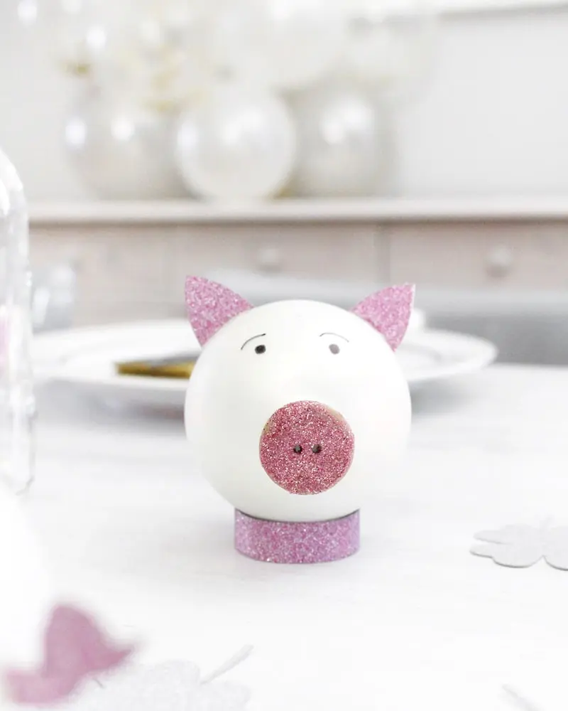 Du möchtest zum Jahreswechsel mit einer ausgefallenen Silvester Tischdeko glänzen? Dann solltest du dir unbedingt meine Ideen anschauen! Ich zeige dir, wie du im Handumdrehen eine tolle Silvestertafel zaubern kannst. Dafür habe ich 7 tolle und einfache DIYs zusammengestellt. Außerdem habe ich Bastelvorlagen erstellt, die du dir kostenlos runterladen kannst. So sind die Ideen auch Last Minute noch schnell umgesetzt. Elegante DIY Silvester Tischdeko basteln - diy silvester tischdeko 11