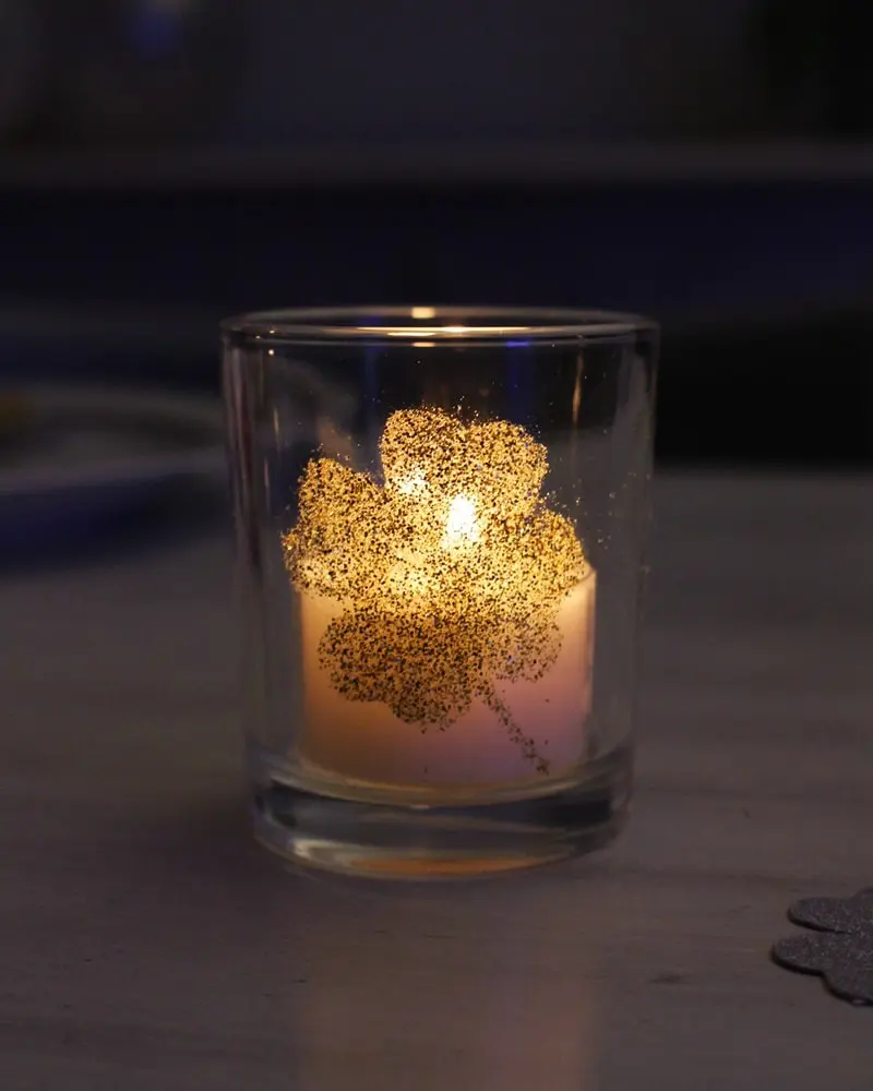 Du möchtest zum Jahreswechsel mit einer ausgefallenen Silvester Tischdeko glänzen? Dann solltest du dir unbedingt meine Ideen anschauen! Ich zeige dir, wie du im Handumdrehen eine tolle Silvestertafel zaubern kannst. Dafür habe ich 7 tolle und einfache DIYs zusammengestellt. Außerdem habe ich Bastelvorlagen erstellt, die du dir kostenlos runterladen kannst. So sind die Ideen auch Last Minute noch schnell umgesetzt. Elegante DIY Silvester Tischdeko basteln - diy silvester tischdeko 14