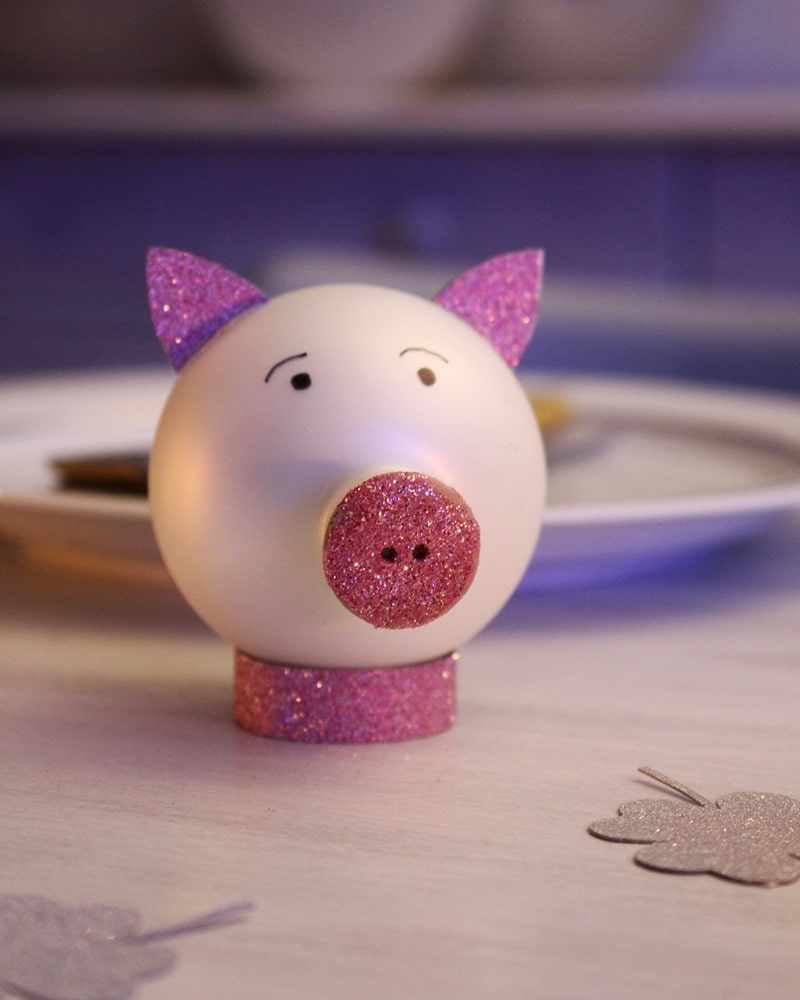 DIY Silvester Tischdeko selber machen: Glücksschwein aus einer Weihnachtskugel basteln | Tinkerhome - einfache DIYs für dein Zuhause