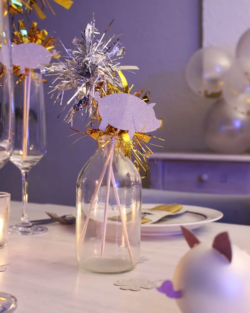 Du möchtest zum Jahreswechsel mit einer ausgefallenen Silvester Tischdeko glänzen? Dann solltest du dir unbedingt meine Ideen anschauen! Ich zeige dir, wie du im Handumdrehen eine tolle Silvestertafel zaubern kannst. Dafür habe ich 7 tolle und einfache DIYs zusammengestellt. Außerdem habe ich Bastelvorlagen erstellt, die du dir kostenlos runterladen kannst. So sind die Ideen auch Last Minute noch schnell umgesetzt. Elegante DIY Silvester Tischdeko basteln - diy silvester tischdeko 16
