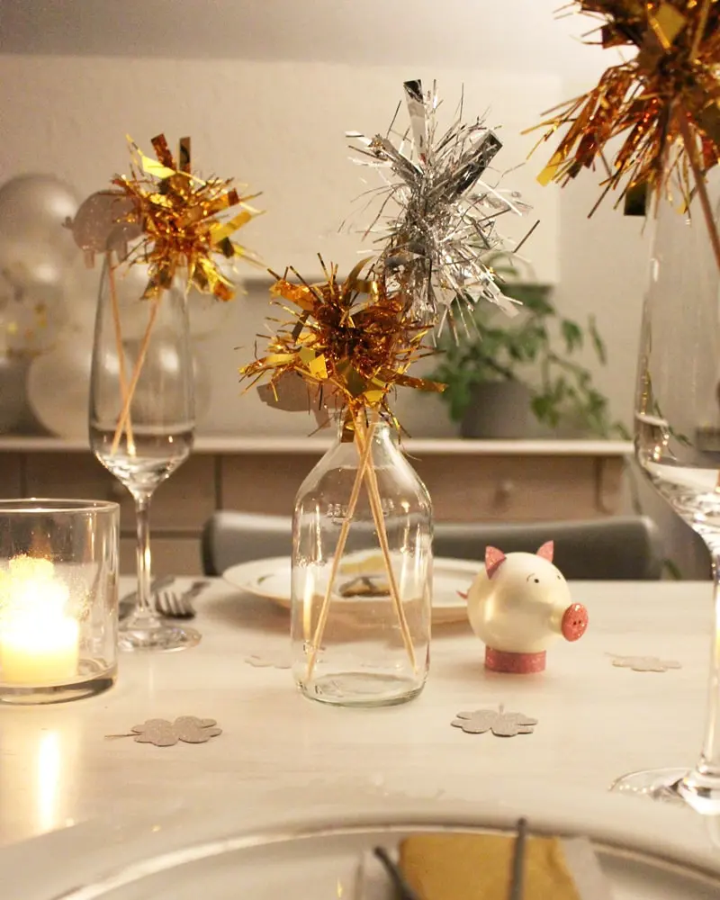 Du möchtest zum Jahreswechsel mit einer ausgefallenen Silvester Tischdeko glänzen? Dann solltest du dir unbedingt meine Ideen anschauen! Ich zeige dir, wie du im Handumdrehen eine tolle Silvestertafel zaubern kannst. Dafür habe ich 7 tolle und einfache DIYs zusammengestellt. Außerdem habe ich Bastelvorlagen erstellt, die du dir kostenlos runterladen kannst. So sind die Ideen auch Last Minute noch schnell umgesetzt. Elegante DIY Silvester Tischdeko basteln - diy silvester tischdeko 17