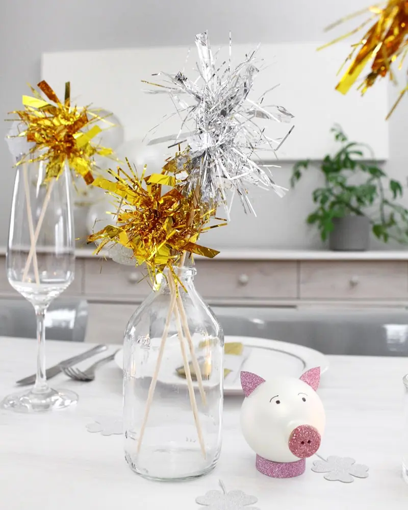 Du möchtest die Silvesterparty dieses Jahr mit selbstgemachten, leuchtenden Highlights zu verschönern? Das geht mit meinen DIY Silvester Raketen! Diese Raketen bestehen aus Transparentpapier und werden mit einem Lichterdraht beleuchtet – eine kreative und sichere Alternative zu herkömmlichen Feuerwerkskörpern, die auch als Tischdeko genutzt werden kann. Ich zeige dir Schritt für Schritt, wie du diese mit meiner kostenlosen Vorlage basteln kannst. DIY Silvester Tischdeko selber machen | Tinkerhome - einfache DIYs für dein Zuhause