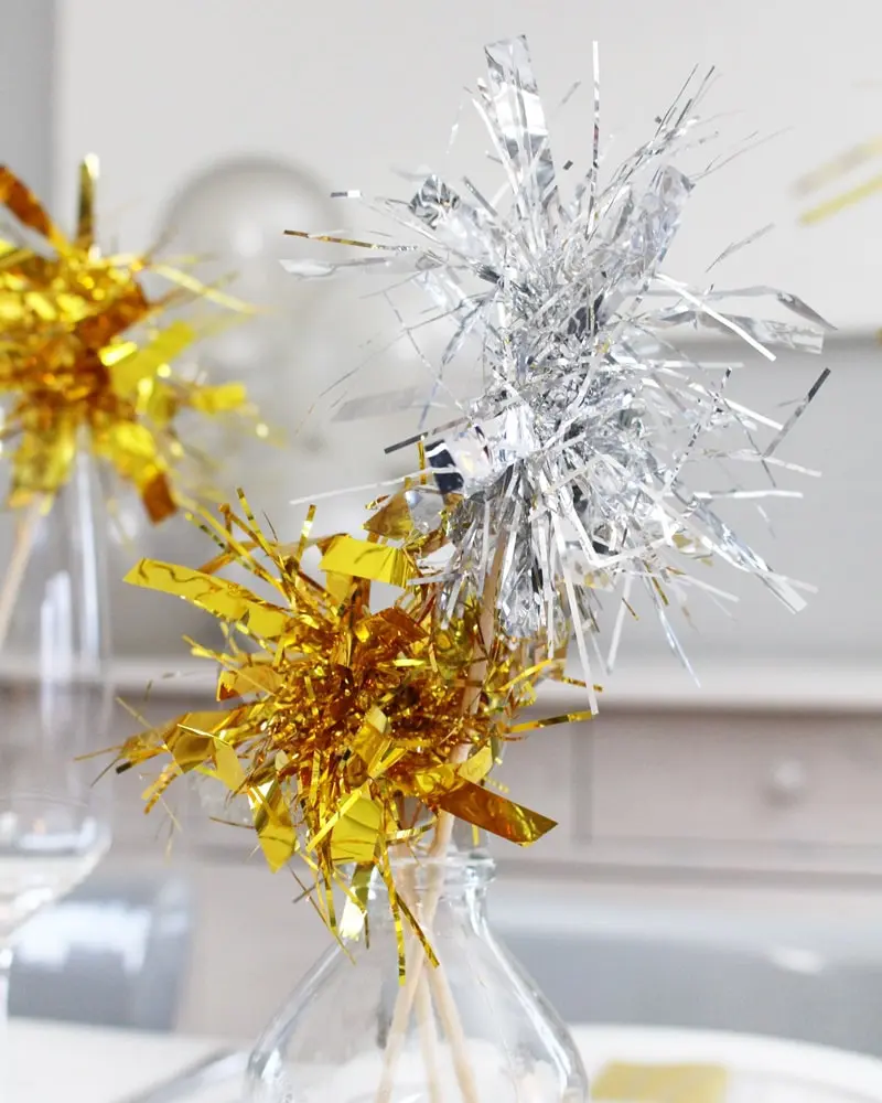 Du möchtest zum Jahreswechsel mit einer ausgefallenen Silvester Tischdeko glänzen? Dann solltest du dir unbedingt meine Ideen anschauen! Ich zeige dir, wie du im Handumdrehen eine tolle Silvestertafel zaubern kannst. Dafür habe ich 7 tolle und einfache DIYs zusammengestellt. Außerdem habe ich Bastelvorlagen erstellt, die du dir kostenlos runterladen kannst. So sind die Ideen auch Last Minute noch schnell umgesetzt. Elegante DIY Silvester Tischdeko basteln - diy silvester tischdeko 3