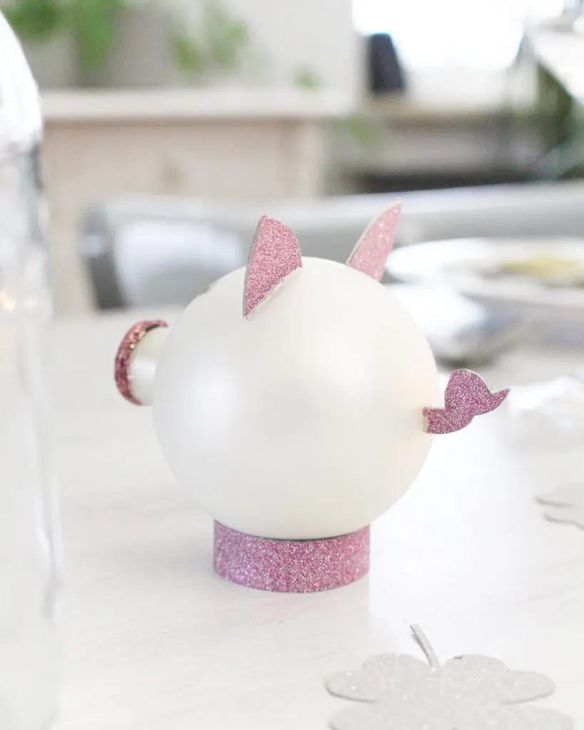 Du möchtest zum Jahreswechsel mit einer ausgefallenen Silvester Tischdeko glänzen? Dann solltest du dir unbedingt meine Ideen anschauen! Ich zeige dir, wie du im Handumdrehen eine tolle Silvestertafel zaubern kannst. Dafür habe ich 7 tolle und einfache DIYs zusammengestellt. Außerdem habe ich Bastelvorlagen erstellt, die du dir kostenlos runterladen kannst. So sind die Ideen auch Last Minute noch schnell umgesetzt. Elegante DIY Silvester Tischdeko basteln - diy silvester tischdeko 5