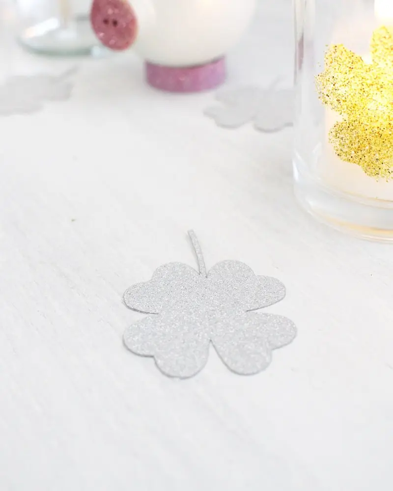 Du möchtest zum Jahreswechsel mit einer ausgefallenen Silvester Tischdeko glänzen? Dann solltest du dir unbedingt meine Ideen anschauen! Ich zeige dir, wie du im Handumdrehen eine tolle Silvestertafel zaubern kannst. Dafür habe ich 7 tolle und einfache DIYs zusammengestellt. Außerdem habe ich Bastelvorlagen erstellt, die du dir kostenlos runterladen kannst. So sind die Ideen auch Last Minute noch schnell umgesetzt. Elegante DIY Silvester Tischdeko basteln - diy silvester tischdeko 6