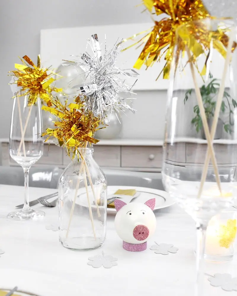 Du möchtest zum Jahreswechsel mit einer ausgefallenen Silvester Tischdeko glänzen? Dann solltest du dir unbedingt meine Ideen anschauen! Ich zeige dir, wie du im Handumdrehen eine tolle Silvestertafel zaubern kannst. Dafür habe ich 7 tolle und einfache DIYs zusammengestellt. Außerdem habe ich Bastelvorlagen erstellt, die du dir kostenlos runterladen kannst. So sind die Ideen auch Last Minute noch schnell umgesetzt. Elegante DIY Silvester Tischdeko basteln - diy silvester tischdeko 8