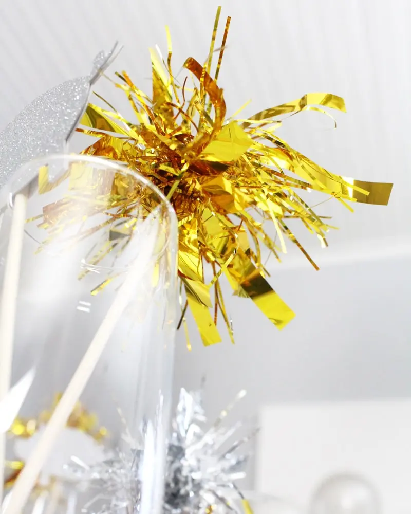 Du möchtest zum Jahreswechsel mit einer ausgefallenen Silvester Tischdeko glänzen? Dann solltest du dir unbedingt meine Ideen anschauen! Ich zeige dir, wie du im Handumdrehen eine tolle Silvestertafel zaubern kannst. Dafür habe ich 7 tolle und einfache DIYs zusammengestellt. Außerdem habe ich Bastelvorlagen erstellt, die du dir kostenlos runterladen kannst. So sind die Ideen auch Last Minute noch schnell umgesetzt. Elegante DIY Silvester Tischdeko basteln - diy silvester tischdeko 9