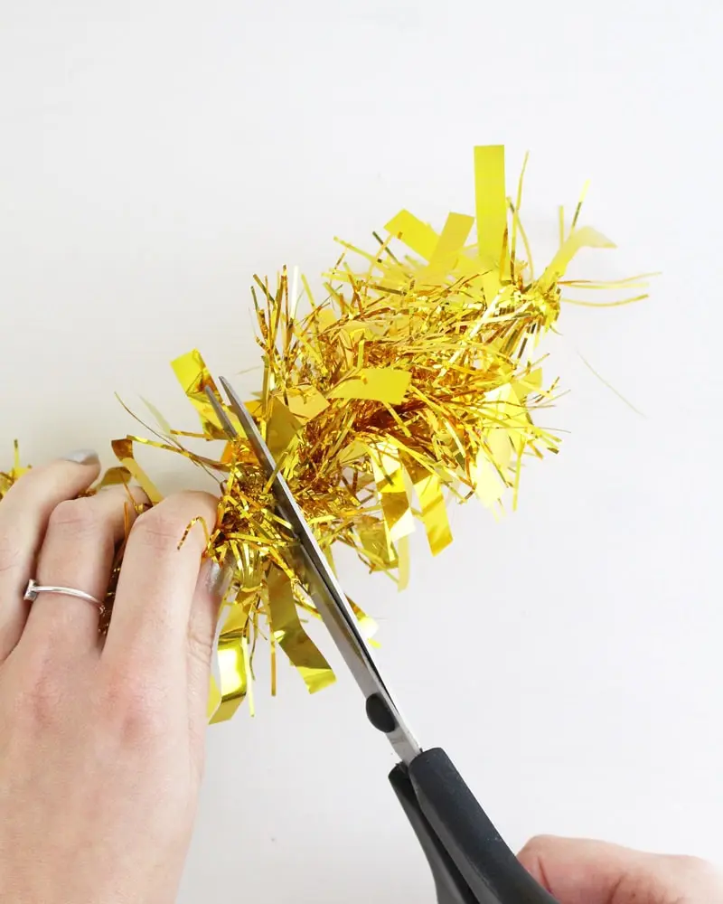 Du möchtest zum Jahreswechsel mit einer ausgefallenen Silvester Tischdeko glänzen? Dann solltest du dir unbedingt meine Ideen anschauen! Ich zeige dir, wie du im Handumdrehen eine tolle Silvestertafel zaubern kannst. Dafür habe ich 7 tolle und einfache DIYs zusammengestellt. Außerdem habe ich Bastelvorlagen erstellt, die du dir kostenlos runterladen kannst. So sind die Ideen auch Last Minute noch schnell umgesetzt. Elegante DIY Silvester Tischdeko basteln - diy silvesterdeko basteln mit lametta 1