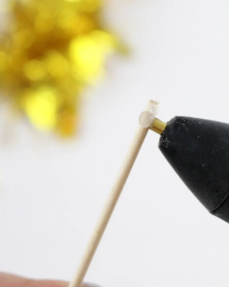 Du möchtest zum Jahreswechsel mit einer ausgefallenen Silvester Tischdeko glänzen? Dann solltest du dir unbedingt meine Ideen anschauen! Ich zeige dir, wie du im Handumdrehen eine tolle Silvestertafel zaubern kannst. Dafür habe ich 7 tolle und einfache DIYs zusammengestellt. Außerdem habe ich Bastelvorlagen erstellt, die du dir kostenlos runterladen kannst. So sind die Ideen auch Last Minute noch schnell umgesetzt. Elegante DIY Silvester Tischdeko basteln - diy silvesterdeko basteln mit lametta 2