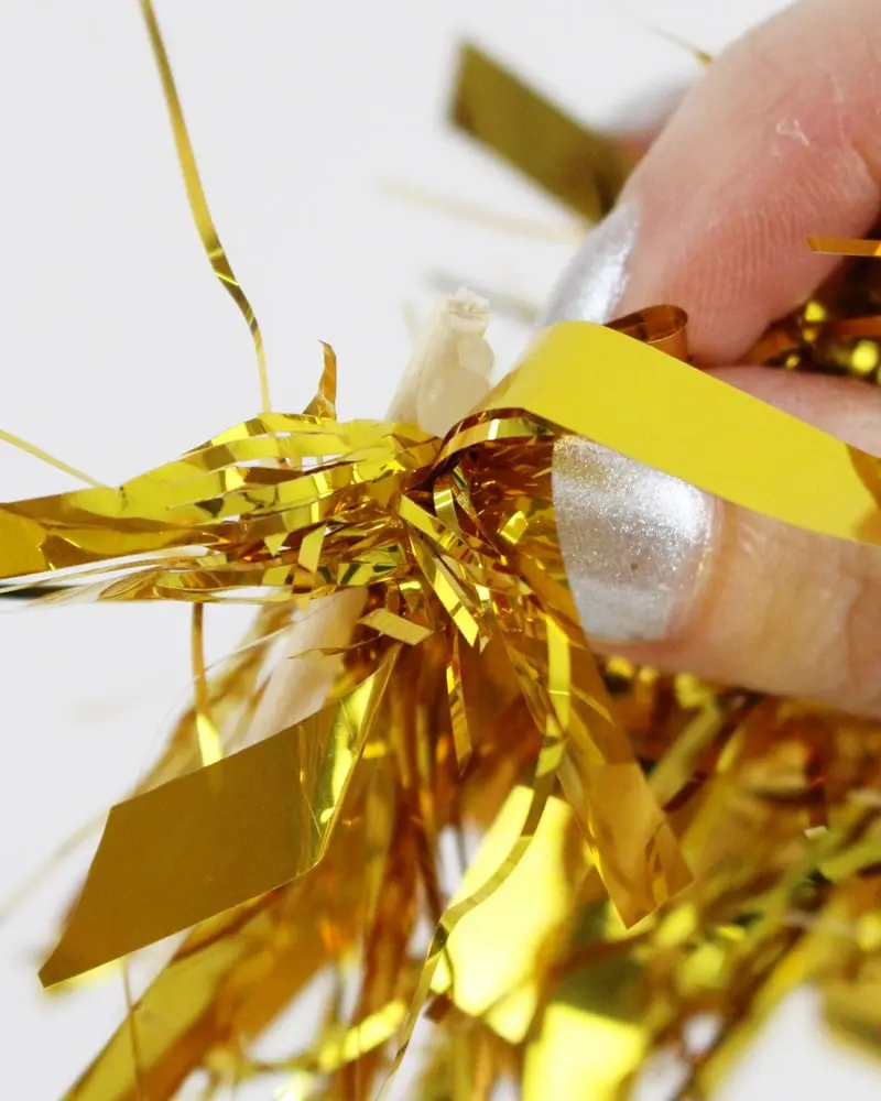 Du möchtest zum Jahreswechsel mit einer ausgefallenen Silvester Tischdeko glänzen? Dann solltest du dir unbedingt meine Ideen anschauen! Ich zeige dir, wie du im Handumdrehen eine tolle Silvestertafel zaubern kannst. Dafür habe ich 7 tolle und einfache DIYs zusammengestellt. Außerdem habe ich Bastelvorlagen erstellt, die du dir kostenlos runterladen kannst. So sind die Ideen auch Last Minute noch schnell umgesetzt. Elegante DIY Silvester Tischdeko basteln - diy silvesterdeko basteln mit lametta 3