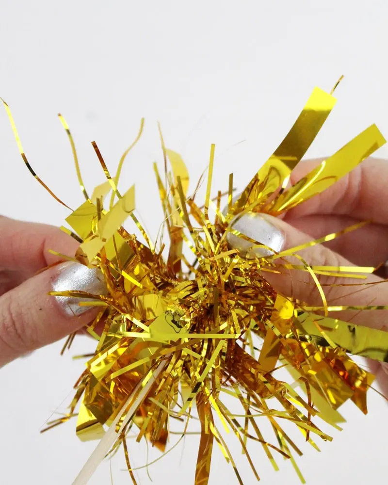 Du möchtest zum Jahreswechsel mit einer ausgefallenen Silvester Tischdeko glänzen? Dann solltest du dir unbedingt meine Ideen anschauen! Ich zeige dir, wie du im Handumdrehen eine tolle Silvestertafel zaubern kannst. Dafür habe ich 7 tolle und einfache DIYs zusammengestellt. Außerdem habe ich Bastelvorlagen erstellt, die du dir kostenlos runterladen kannst. So sind die Ideen auch Last Minute noch schnell umgesetzt. Elegante DIY Silvester Tischdeko basteln - diy silvesterdeko basteln mit lametta 4