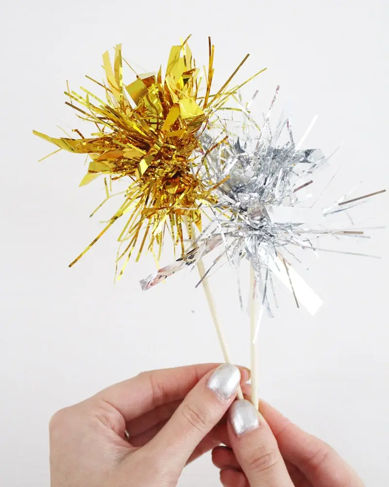 Du möchtest zum Jahreswechsel mit einer ausgefallenen Silvester Tischdeko glänzen? Dann solltest du dir unbedingt meine Ideen anschauen! Ich zeige dir, wie du im Handumdrehen eine tolle Silvestertafel zaubern kannst. Dafür habe ich 7 tolle und einfache DIYs zusammengestellt. Außerdem habe ich Bastelvorlagen erstellt, die du dir kostenlos runterladen kannst. So sind die Ideen auch Last Minute noch schnell umgesetzt. Elegante DIY Silvester Tischdeko basteln - diy silvesterdeko basteln mit lametta 5