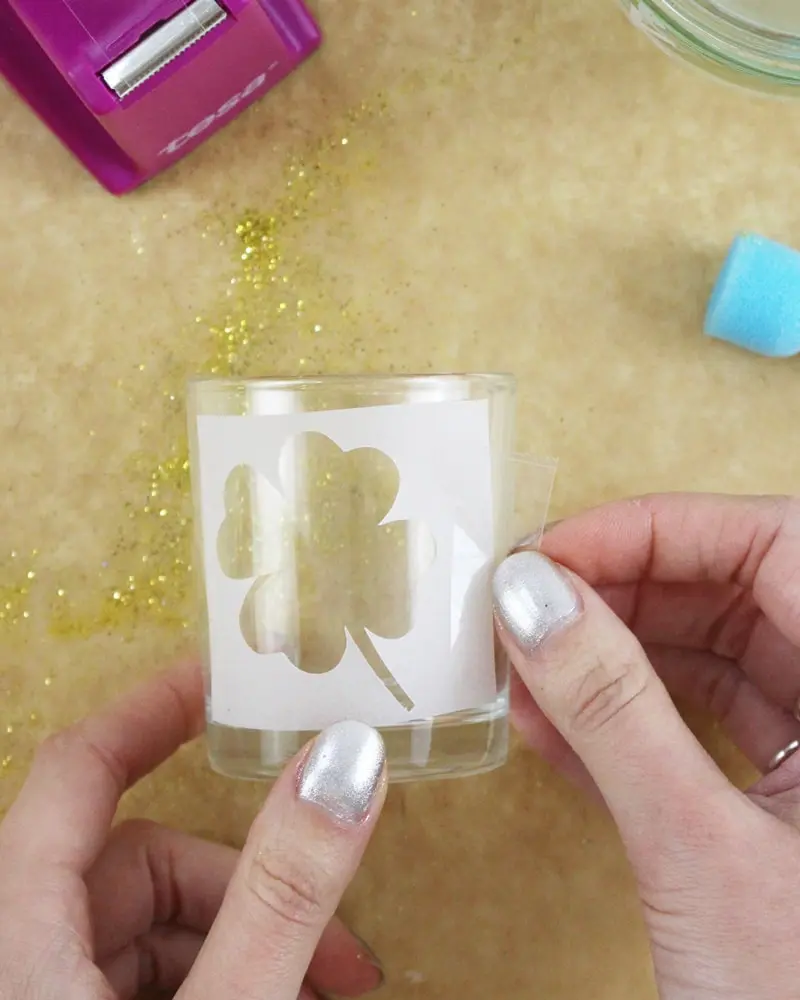 Du möchtest zum Jahreswechsel mit einer ausgefallenen Silvester Tischdeko glänzen? Dann solltest du dir unbedingt meine Ideen anschauen! Ich zeige dir, wie du im Handumdrehen eine tolle Silvestertafel zaubern kannst. Dafür habe ich 7 tolle und einfache DIYs zusammengestellt. Außerdem habe ich Bastelvorlagen erstellt, die du dir kostenlos runterladen kannst. So sind die Ideen auch Last Minute noch schnell umgesetzt. Elegante DIY Silvester Tischdeko basteln - diy silvesterdeko basteln windlicht mit goldenem gluecksklee 1