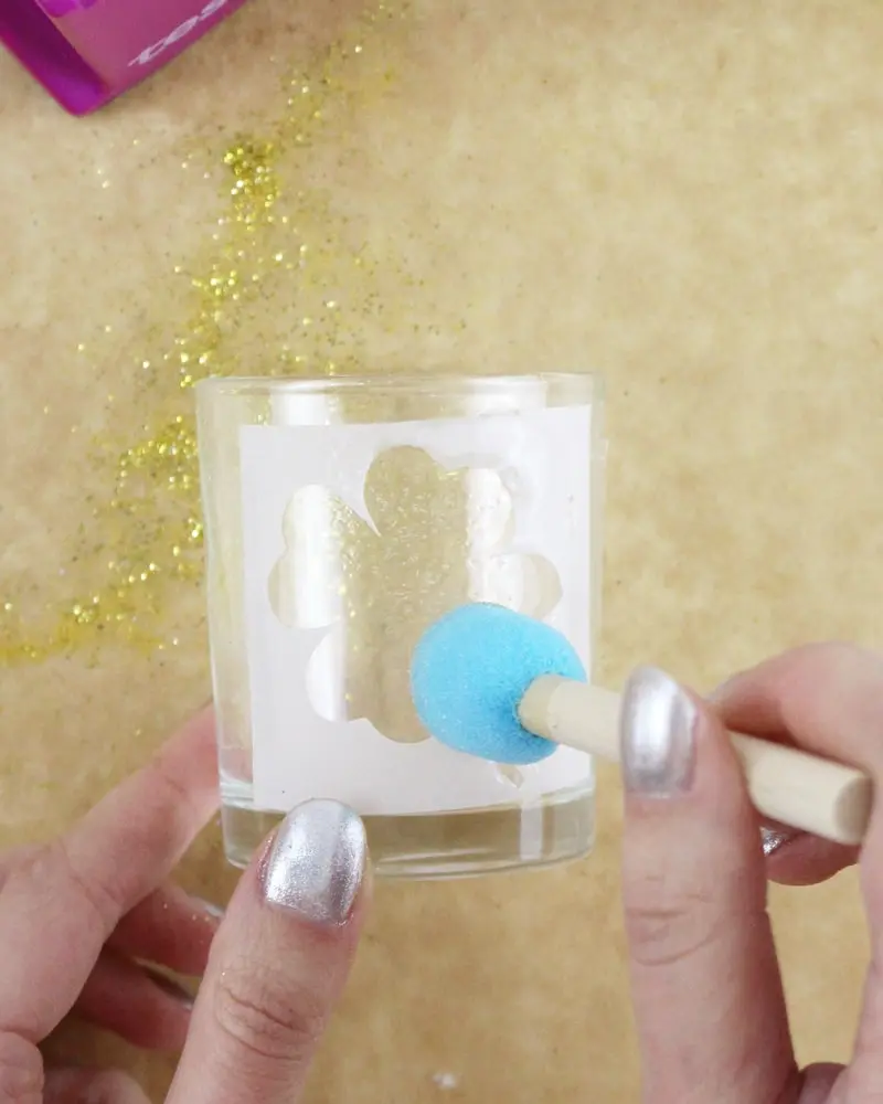 Du möchtest zum Jahreswechsel mit einer ausgefallenen Silvester Tischdeko glänzen? Dann solltest du dir unbedingt meine Ideen anschauen! Ich zeige dir, wie du im Handumdrehen eine tolle Silvestertafel zaubern kannst. Dafür habe ich 7 tolle und einfache DIYs zusammengestellt. Außerdem habe ich Bastelvorlagen erstellt, die du dir kostenlos runterladen kannst. So sind die Ideen auch Last Minute noch schnell umgesetzt. Elegante DIY Silvester Tischdeko basteln - diy silvesterdeko basteln windlicht mit goldenem gluecksklee 2