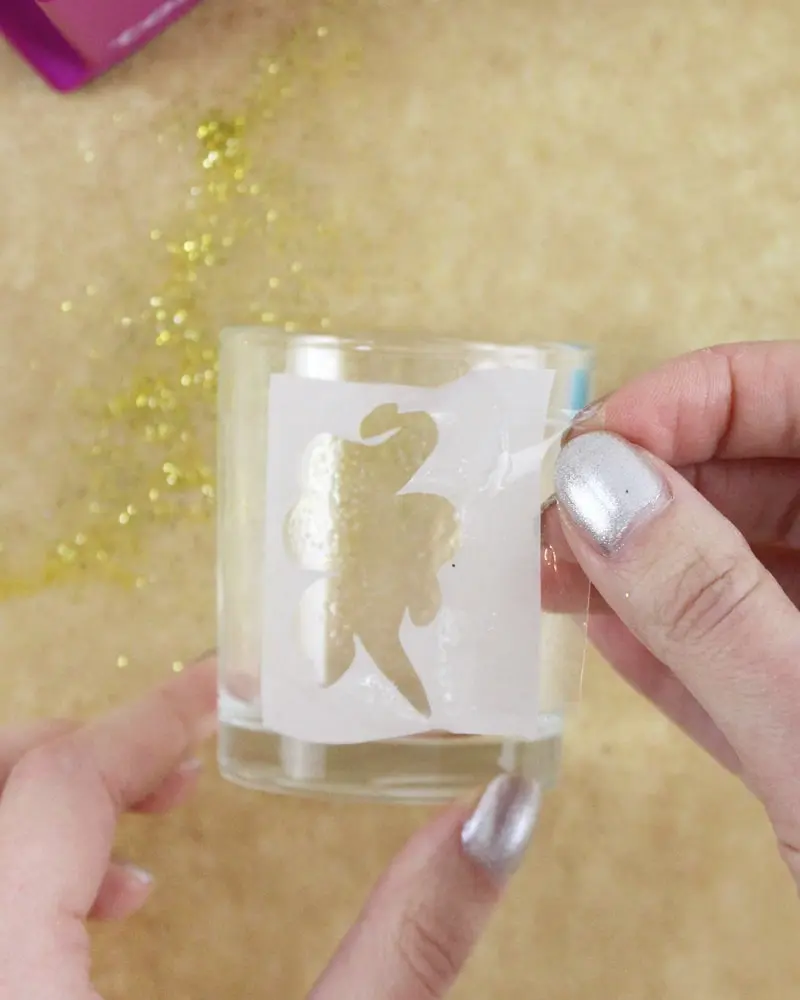 Du möchtest zum Jahreswechsel mit einer ausgefallenen Silvester Tischdeko glänzen? Dann solltest du dir unbedingt meine Ideen anschauen! Ich zeige dir, wie du im Handumdrehen eine tolle Silvestertafel zaubern kannst. Dafür habe ich 7 tolle und einfache DIYs zusammengestellt. Außerdem habe ich Bastelvorlagen erstellt, die du dir kostenlos runterladen kannst. So sind die Ideen auch Last Minute noch schnell umgesetzt. Elegante DIY Silvester Tischdeko basteln - diy silvesterdeko basteln windlicht mit goldenem gluecksklee 3