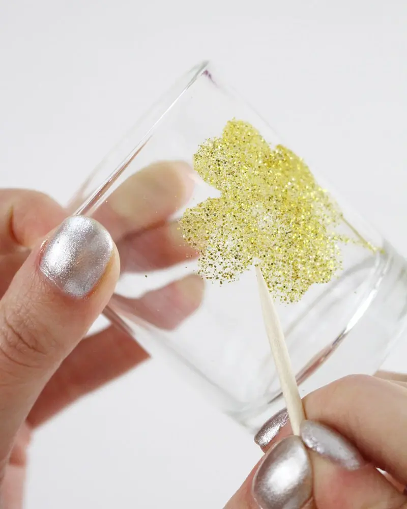 Du möchtest zum Jahreswechsel mit einer ausgefallenen Silvester Tischdeko glänzen? Dann solltest du dir unbedingt meine Ideen anschauen! Ich zeige dir, wie du im Handumdrehen eine tolle Silvestertafel zaubern kannst. Dafür habe ich 7 tolle und einfache DIYs zusammengestellt. Außerdem habe ich Bastelvorlagen erstellt, die du dir kostenlos runterladen kannst. So sind die Ideen auch Last Minute noch schnell umgesetzt. Elegante DIY Silvester Tischdeko basteln - diy silvesterdeko basteln windlicht mit goldenem gluecksklee 5