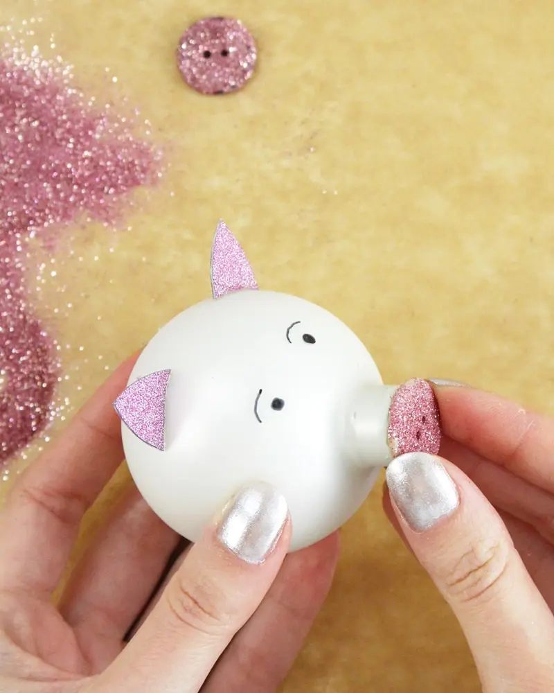 Du möchtest zum Jahreswechsel mit einer ausgefallenen Silvester Tischdeko glänzen? Dann solltest du dir unbedingt meine Ideen anschauen! Ich zeige dir, wie du im Handumdrehen eine tolle Silvestertafel zaubern kannst. Dafür habe ich 7 tolle und einfache DIYs zusammengestellt. Außerdem habe ich Bastelvorlagen erstellt, die du dir kostenlos runterladen kannst. So sind die Ideen auch Last Minute noch schnell umgesetzt. Elegante DIY Silvester Tischdeko basteln - diy silvesterdeko schwein aus christbaumkugel basteln 10