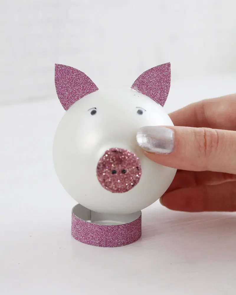 Du möchtest zum Jahreswechsel mit einer ausgefallenen Silvester Tischdeko glänzen? Dann solltest du dir unbedingt meine Ideen anschauen! Ich zeige dir, wie du im Handumdrehen eine tolle Silvestertafel zaubern kannst. Dafür habe ich 7 tolle und einfache DIYs zusammengestellt. Außerdem habe ich Bastelvorlagen erstellt, die du dir kostenlos runterladen kannst. So sind die Ideen auch Last Minute noch schnell umgesetzt. Elegante DIY Silvester Tischdeko basteln - diy silvesterdeko schwein aus christbaumkugel basteln 14