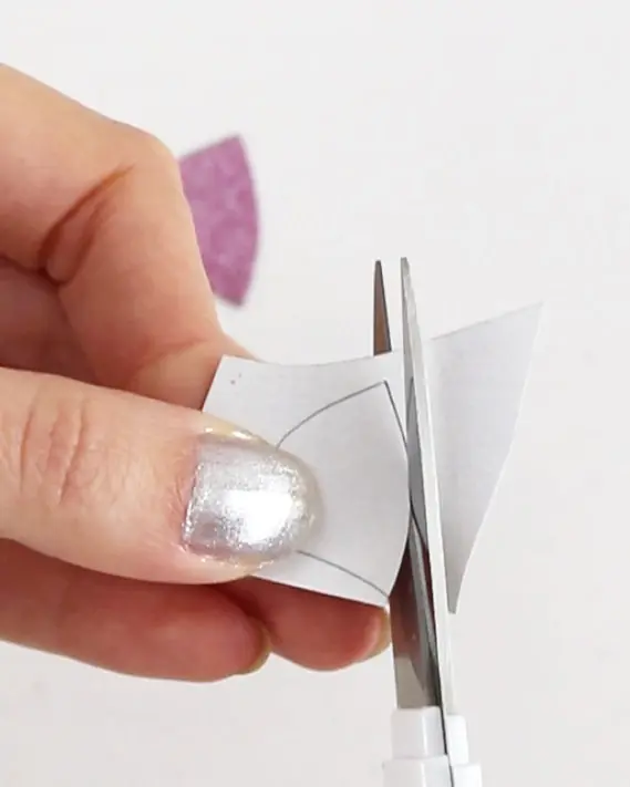 Du möchtest zum Jahreswechsel mit einer ausgefallenen Silvester Tischdeko glänzen? Dann solltest du dir unbedingt meine Ideen anschauen! Ich zeige dir, wie du im Handumdrehen eine tolle Silvestertafel zaubern kannst. Dafür habe ich 7 tolle und einfache DIYs zusammengestellt. Außerdem habe ich Bastelvorlagen erstellt, die du dir kostenlos runterladen kannst. So sind die Ideen auch Last Minute noch schnell umgesetzt. Elegante DIY Silvester Tischdeko basteln - diy silvesterdeko schwein aus christbaumkugel basteln 16