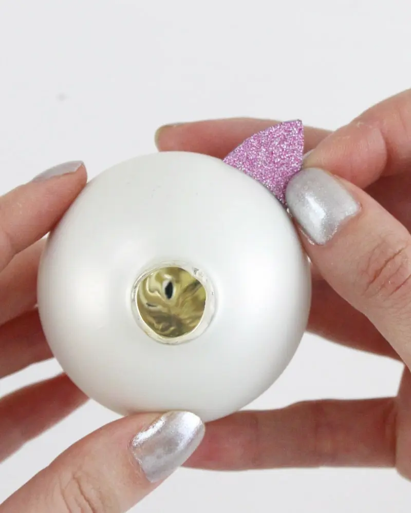 Du möchtest zum Jahreswechsel mit einer ausgefallenen Silvester Tischdeko glänzen? Dann solltest du dir unbedingt meine Ideen anschauen! Ich zeige dir, wie du im Handumdrehen eine tolle Silvestertafel zaubern kannst. Dafür habe ich 7 tolle und einfache DIYs zusammengestellt. Außerdem habe ich Bastelvorlagen erstellt, die du dir kostenlos runterladen kannst. So sind die Ideen auch Last Minute noch schnell umgesetzt. Elegante DIY Silvester Tischdeko basteln - diy silvesterdeko schwein aus christbaumkugel basteln 17