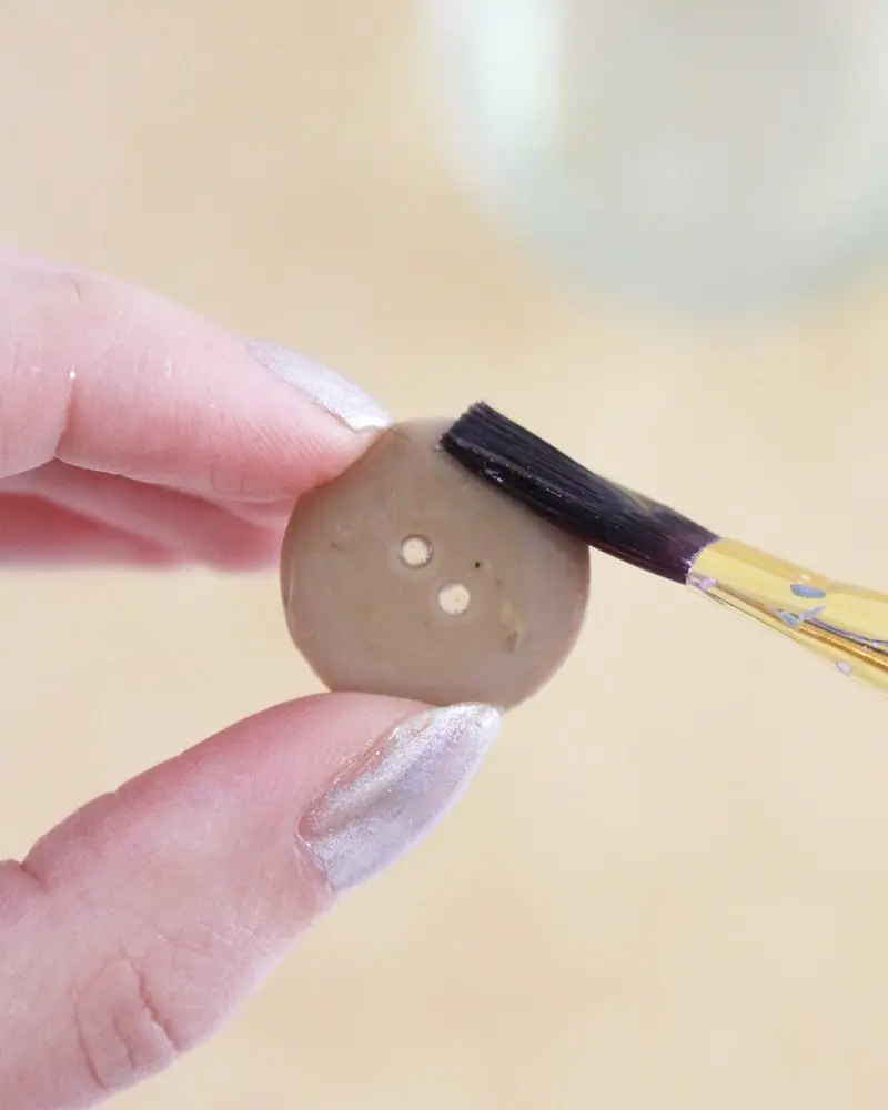 Du möchtest zum Jahreswechsel mit einer ausgefallenen Silvester Tischdeko glänzen? Dann solltest du dir unbedingt meine Ideen anschauen! Ich zeige dir, wie du im Handumdrehen eine tolle Silvestertafel zaubern kannst. Dafür habe ich 7 tolle und einfache DIYs zusammengestellt. Außerdem habe ich Bastelvorlagen erstellt, die du dir kostenlos runterladen kannst. So sind die Ideen auch Last Minute noch schnell umgesetzt. Elegante DIY Silvester Tischdeko basteln - diy silvesterdeko schwein aus christbaumkugel basteln 3