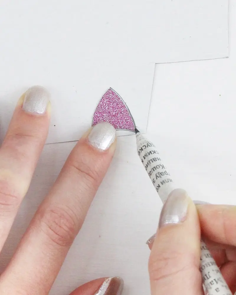 Du möchtest zum Jahreswechsel mit einer ausgefallenen Silvester Tischdeko glänzen? Dann solltest du dir unbedingt meine Ideen anschauen! Ich zeige dir, wie du im Handumdrehen eine tolle Silvestertafel zaubern kannst. Dafür habe ich 7 tolle und einfache DIYs zusammengestellt. Außerdem habe ich Bastelvorlagen erstellt, die du dir kostenlos runterladen kannst. So sind die Ideen auch Last Minute noch schnell umgesetzt. Elegante DIY Silvester Tischdeko basteln - diy silvesterdeko schwein aus christbaumkugel basteln 5