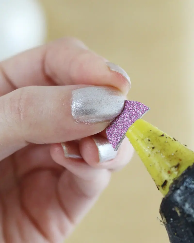 Du möchtest zum Jahreswechsel mit einer ausgefallenen Silvester Tischdeko glänzen? Dann solltest du dir unbedingt meine Ideen anschauen! Ich zeige dir, wie du im Handumdrehen eine tolle Silvestertafel zaubern kannst. Dafür habe ich 7 tolle und einfache DIYs zusammengestellt. Außerdem habe ich Bastelvorlagen erstellt, die du dir kostenlos runterladen kannst. So sind die Ideen auch Last Minute noch schnell umgesetzt. Elegante DIY Silvester Tischdeko basteln - diy silvesterdeko schwein aus christbaumkugel basteln 7