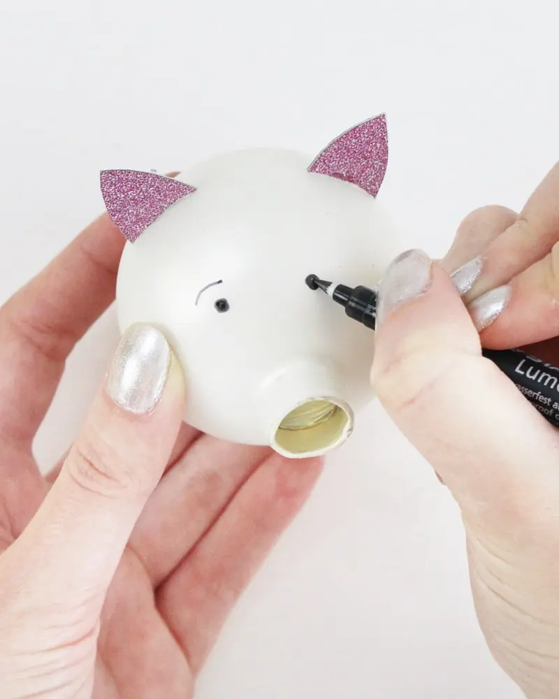 Du möchtest zum Jahreswechsel mit einer ausgefallenen Silvester Tischdeko glänzen? Dann solltest du dir unbedingt meine Ideen anschauen! Ich zeige dir, wie du im Handumdrehen eine tolle Silvestertafel zaubern kannst. Dafür habe ich 7 tolle und einfache DIYs zusammengestellt. Außerdem habe ich Bastelvorlagen erstellt, die du dir kostenlos runterladen kannst. So sind die Ideen auch Last Minute noch schnell umgesetzt. Elegante DIY Silvester Tischdeko basteln - diy silvesterdeko schwein aus christbaumkugel basteln 8