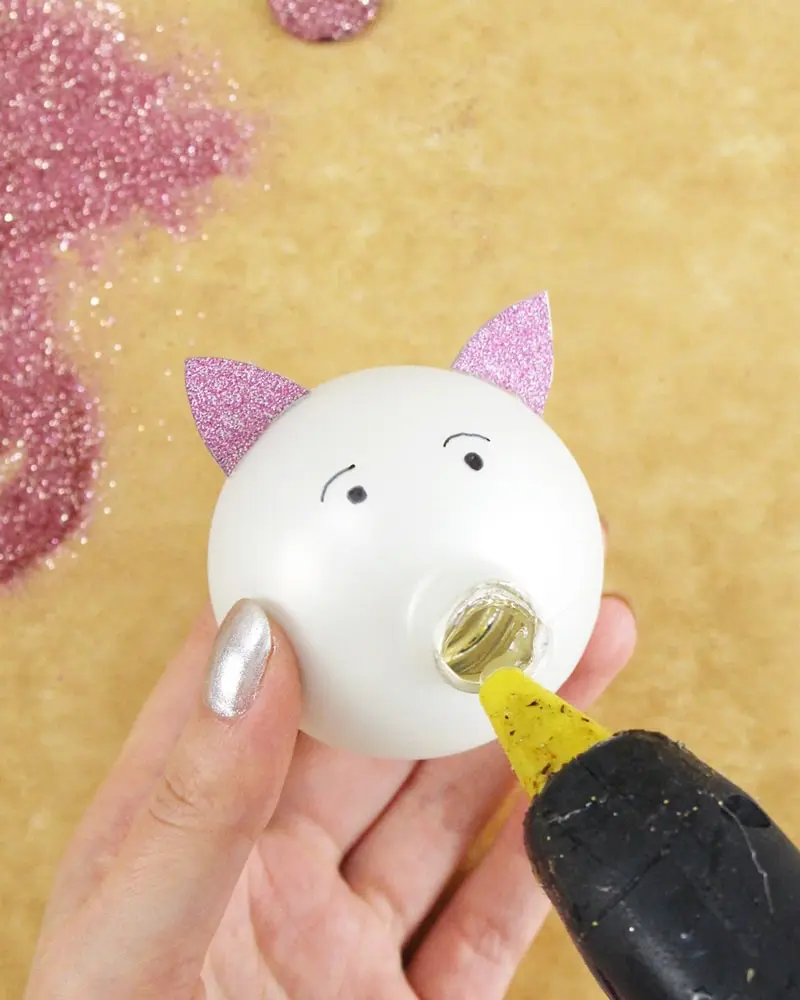 Du möchtest zum Jahreswechsel mit einer ausgefallenen Silvester Tischdeko glänzen? Dann solltest du dir unbedingt meine Ideen anschauen! Ich zeige dir, wie du im Handumdrehen eine tolle Silvestertafel zaubern kannst. Dafür habe ich 7 tolle und einfache DIYs zusammengestellt. Außerdem habe ich Bastelvorlagen erstellt, die du dir kostenlos runterladen kannst. So sind die Ideen auch Last Minute noch schnell umgesetzt. Elegante DIY Silvester Tischdeko basteln - diy silvesterdeko schwein aus christbaumkugel basteln 9