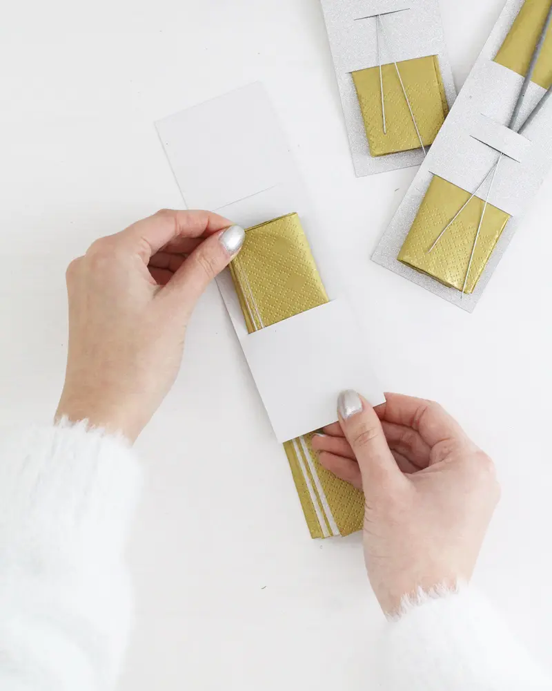 Du möchtest zum Jahreswechsel mit einer ausgefallenen Silvester Tischdeko glänzen? Dann solltest du dir unbedingt meine Ideen anschauen! Ich zeige dir, wie du im Handumdrehen eine tolle Silvestertafel zaubern kannst. Dafür habe ich 7 tolle und einfache DIYs zusammengestellt. Außerdem habe ich Bastelvorlagen erstellt, die du dir kostenlos runterladen kannst. So sind die Ideen auch Last Minute noch schnell umgesetzt. DIY Silvester Tischdeko selber machen: Serviettenhalter mit Wunderkerzen basteln | Tinkerhome - einfache DIYs für dein Zuhause