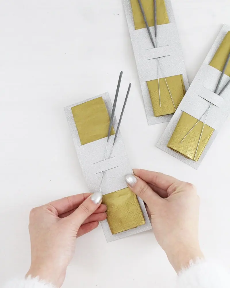 Du möchtest zum Jahreswechsel mit einer ausgefallenen Silvester Tischdeko glänzen? Dann solltest du dir unbedingt meine Ideen anschauen! Ich zeige dir, wie du im Handumdrehen eine tolle Silvestertafel zaubern kannst. Dafür habe ich 7 tolle und einfache DIYs zusammengestellt. Außerdem habe ich Bastelvorlagen erstellt, die du dir kostenlos runterladen kannst. So sind die Ideen auch Last Minute noch schnell umgesetzt. DIY Silvester Tischdeko selber machen: Serviettenhalter mit Wunderkerzen basteln | Tinkerhome - einfache DIYs für dein Zuhause