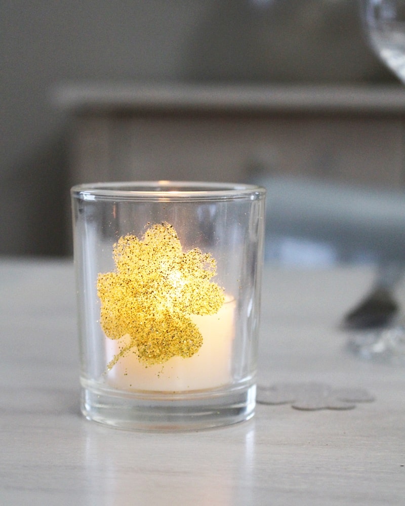 Elegante DIY Silvester Tischdeko basteln - diy silvesterdeko windlicht mit goldenem gluecksklee