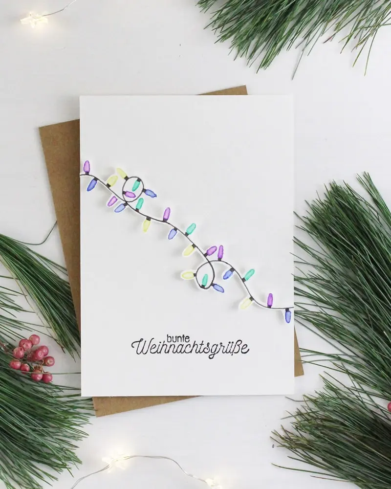 Die Weihnachtszeit ist eine der schönsten und zugleich stressigsten Phasen des Jahres. Die Suche nach den perfekten Geschenken für Freunde und Familie kann ganz schön herausfordernd und nervenaufreibend sein. Ich habe die perfekte Lösung für dich: kleine DIY Weihnachtsgeschenke! Diese persönlichen und handgemachten Mitbringsel sind nicht nur kostengünstig, sondern auch einzigartig. Für manche Ideen brauchst du etwas länger, andere sind schnell gemacht. DIY Weihnachtskarten basteln: 50+ Weihnachtsmotive zum Ausmalen und Audrucken | Tinkerhome - einfache DIYs für dein Zuhause