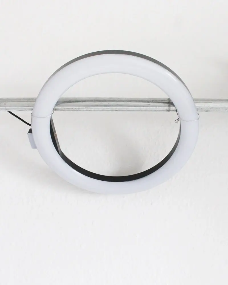 Ich zeige wie du eine Bastelecke einrichten, einen DIY Basteltisch bauen und deine Bastelsachen aufbewahren kannst - inkl. DIY Overhead Stativ Overhead Stativ selber bauen | Tinkerhome - Einfache DIYs für dein Zuhause