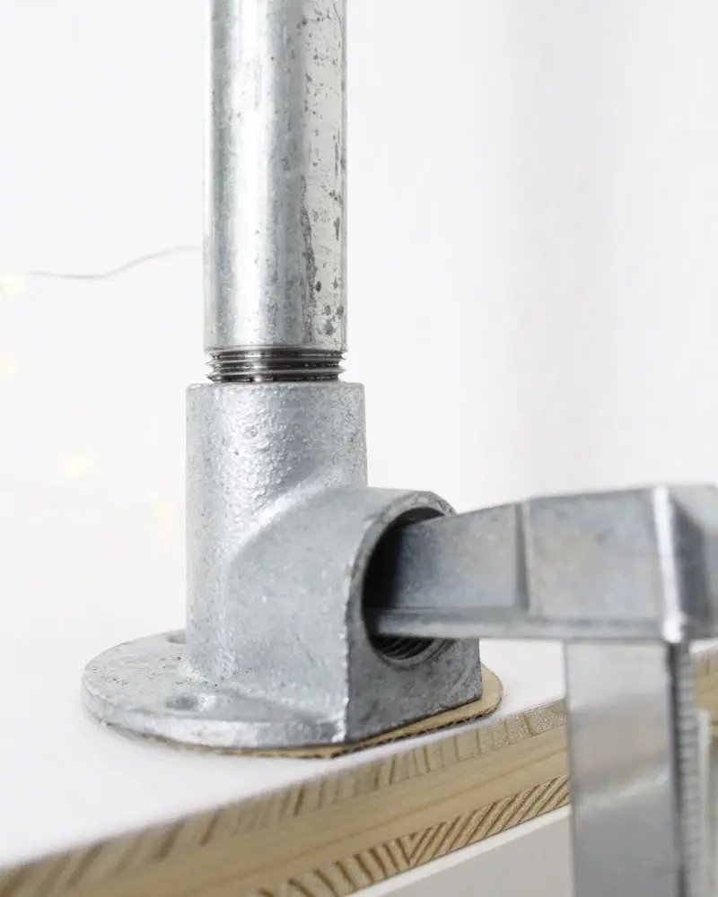 Ich zeige wie du eine Bastelecke einrichten, einen DIY Basteltisch bauen und deine Bastelsachen aufbewahren kannst - inkl. DIY Overhead Stativ Overhead Stativ selber bauen | Tinkerhome - Einfache DIYs für dein Zuhause