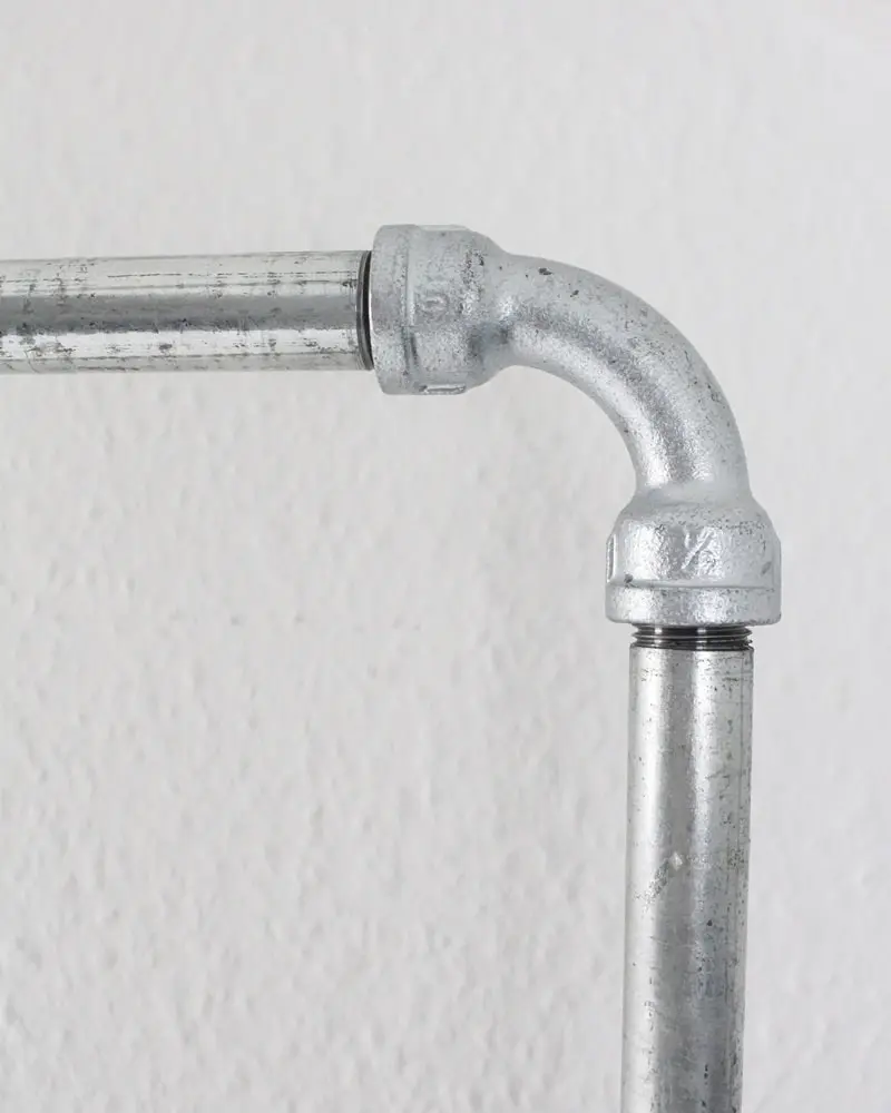 Ich zeige wie du eine Bastelecke einrichten, einen DIY Basteltisch bauen und deine Bastelsachen aufbewahren kannst - inkl. DIY Overhead Stativ Overhead Stativ selber bauen | Tinkerhome - Einfache DIYs für dein Zuhause