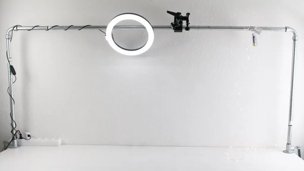 Ich zeige wie du eine Bastelecke einrichten, einen DIY Basteltisch bauen und deine Bastelsachen aufbewahren kannst - inkl. DIY Overhead Stativ Bastelecke einrichten und Bastelsachen aufbewahren | Tinkerhome - Einfache DIYs für dein Zuhause