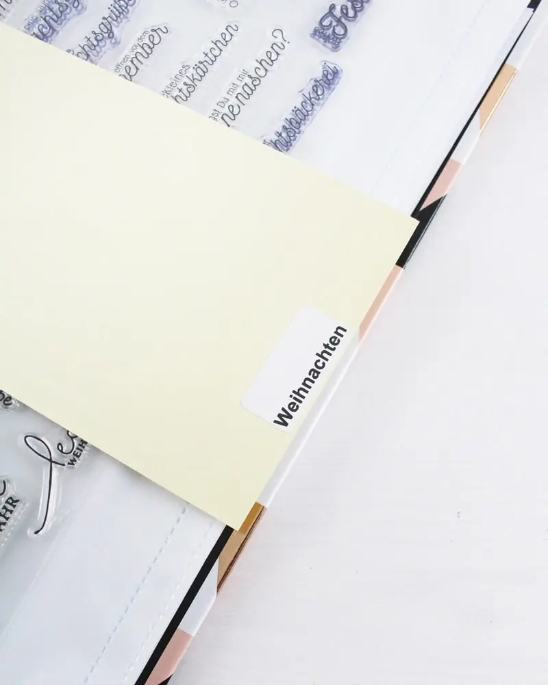 Ich zeige wie du eine Bastelecke einrichten, einen DIY Basteltisch bauen und deine Bastelsachen aufbewahren kannst - inkl. DIY Overhead Stativ Bastelecke einrichten und Bastelsachen aufbewahren | Tinkerhome - Einfache DIYs für dein Zuhause