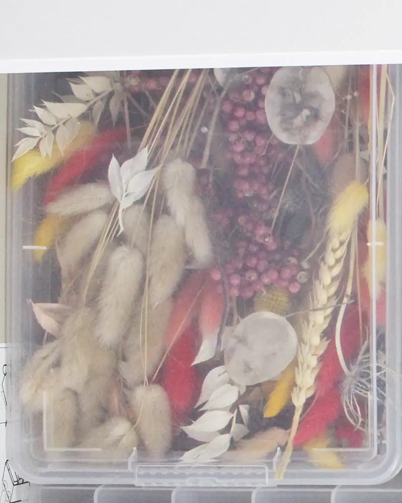 Ich zeige wie du eine Bastelecke einrichten, einen DIY Basteltisch bauen und deine Bastelsachen aufbewahren kannst - inkl. DIY Overhead Stativ Bastelecke einrichten und Bastelsachen aufbewahren | Tinkerhome - Einfache DIYs für dein Zuhause