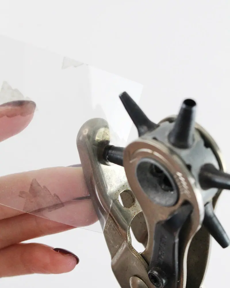 Ich liebe Bücher und mag es sehr, wenn ich dazu besondere DIY Lesezeichen habe. Deswegen habe ich auch sehr viele schöne Lesezeichen gebastelt und die meisten davon verschenkt. Entweder habe ich die DIY Lesezeichen als kleine Aufmerksamkeit oder gemeinsam mit einem Buch verschenkt. Die meisten meiner Ideen können übrigens auch mit Kindern umgesetzt werden. Außerdem sind die DIY Lesezeichen alle wasserfest und können somit auch ohne Bedenken am Pool und am Meer genutzt werden. Ideensammlung DIY Lesezeichen - diy lesezeichen weihnachten basteln 4