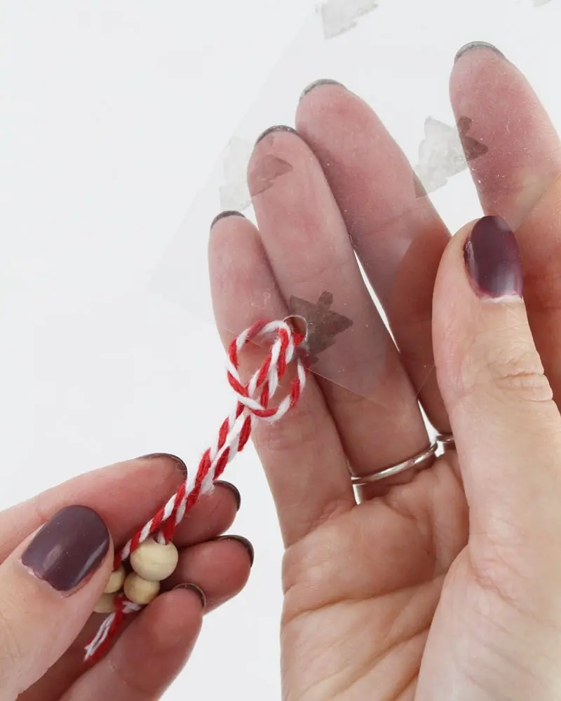 Ich liebe Bücher und mag es sehr, wenn ich dazu besondere DIY Lesezeichen habe. Deswegen habe ich auch sehr viele schöne Lesezeichen gebastelt und die meisten davon verschenkt. Entweder habe ich die DIY Lesezeichen als kleine Aufmerksamkeit oder gemeinsam mit einem Buch verschenkt. Die meisten meiner Ideen können übrigens auch mit Kindern umgesetzt werden. Außerdem sind die DIY Lesezeichen alle wasserfest und können somit auch ohne Bedenken am Pool und am Meer genutzt werden. Ideensammlung DIY Lesezeichen - diy lesezeichen weihnachten basteln 5