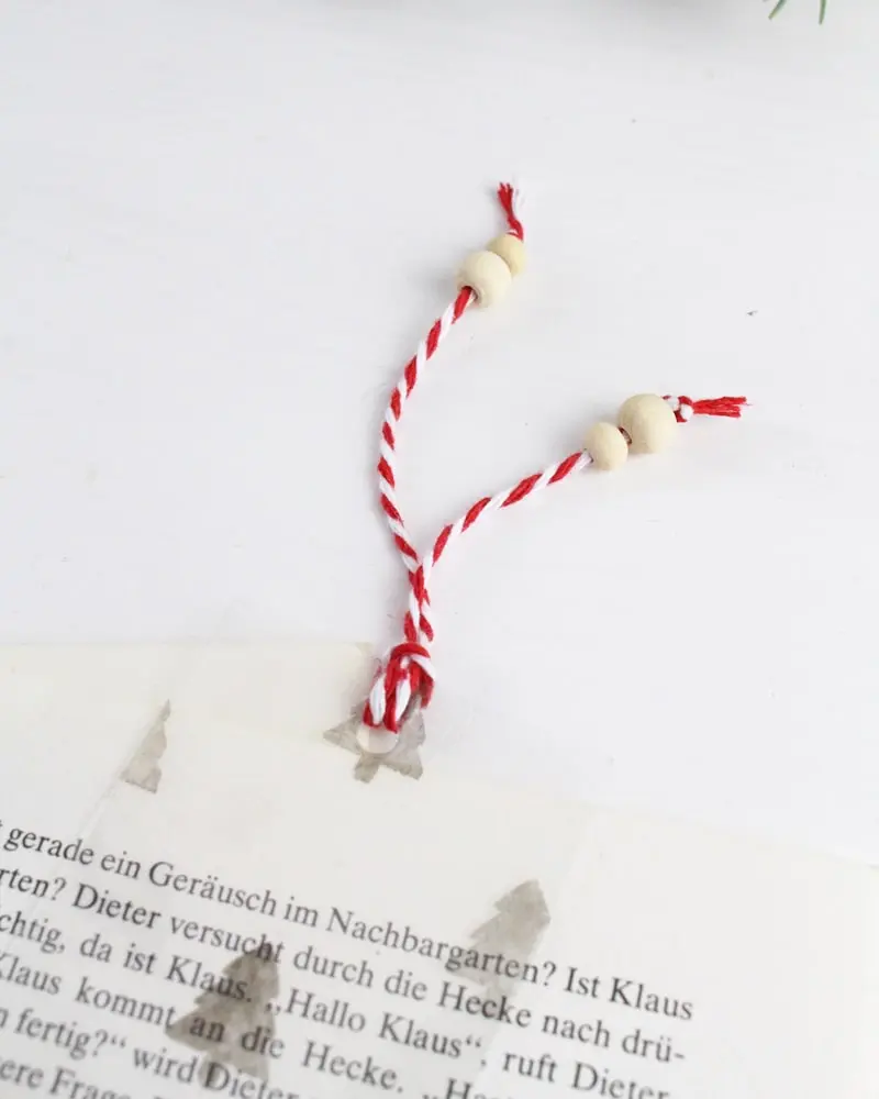 Ich liebe Bücher und mag es sehr, wenn ich dazu besondere DIY Lesezeichen habe. Deswegen habe ich auch sehr viele schöne Lesezeichen gebastelt und die meisten davon verschenkt. Entweder habe ich die DIY Lesezeichen als kleine Aufmerksamkeit oder gemeinsam mit einem Buch verschenkt. Die meisten meiner Ideen können übrigens auch mit Kindern umgesetzt werden. Außerdem sind die DIY Lesezeichen alle wasserfest und können somit auch ohne Bedenken am Pool und am Meer genutzt werden. Ideensammlung DIY Lesezeichen - diy lesezeichen weihnachten basteln 7