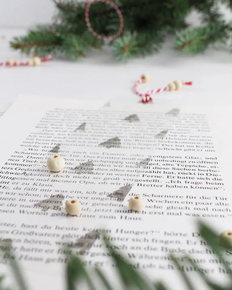 Die Weihnachtszeit ist eine der schönsten und zugleich stressigsten Phasen des Jahres. Die Suche nach den perfekten Geschenken für Freunde und Familie kann ganz schön herausfordernd und nervenaufreibend sein. Ich habe die perfekte Lösung für dich: kleine DIY Weihnachtsgeschenke! Diese persönlichen und handgemachten Mitbringsel sind nicht nur kostengünstig, sondern auch einzigartig. Für manche Ideen brauchst du etwas länger, andere sind schnell gemacht. DIY Lesezeichen für Weihnachten mit Stempeln basteln | Tinkerhome - Einfache DIYs für dein Zuhause