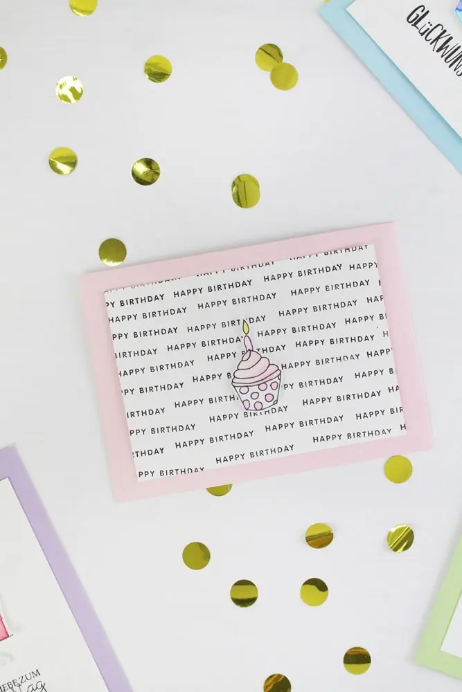 Du möchtest deine eigenen Karten basteln? Selbstgemachte Karten sind ein tolles Geschenk und lassen sich mit wenigen Handgriffen individuell gestalten. Ich zeige dir, wie du wunderschöne Grußkarten gestalten kannst. Von der Materialauswahl über verschiedene Techniken bis hin zu kreativen Ideen für jede Gelegenheit - hier ist alles dabei, was du wissen musst, um einzigartige DIY Karten zu gestalten, die deine Freunde und Familie begeistern werden. Probiere es selber aus, lass deiner Kreativität freien Lauf und sieh, wie viel Freude es bereitet, selbstgemachte Karten zu verschicken bzw. zu verschenken! DIY Geburtstagskarten basteln: 50+ Geburtstagsmotive zum Ausmalen und Audrucken | Tinkerhome - einfache DIYs für dein Zuhause
