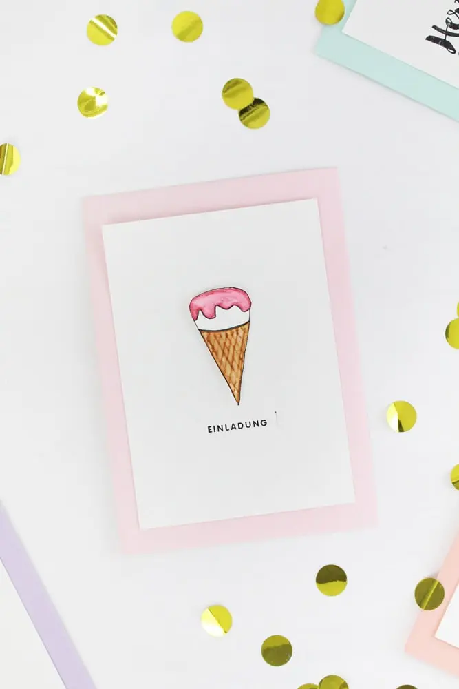 Du möchtest deine eigenen Karten basteln? Selbstgemachte Karten sind ein tolles Geschenk und lassen sich mit wenigen Handgriffen individuell gestalten. Ich zeige dir, wie du wunderschöne Grußkarten gestalten kannst. Von der Materialauswahl über verschiedene Techniken bis hin zu kreativen Ideen für jede Gelegenheit - hier ist alles dabei, was du wissen musst, um einzigartige DIY Karten zu gestalten, die deine Freunde und Familie begeistern werden. Probiere es selber aus, lass deiner Kreativität freien Lauf und sieh, wie viel Freude es bereitet, selbstgemachte Karten zu verschicken bzw. zu verschenken! DIY Geburtstagskarten basteln: 50+ Geburtstagsmotive zum Ausmalen und Audrucken | Tinkerhome - einfache DIYs für dein Zuhause