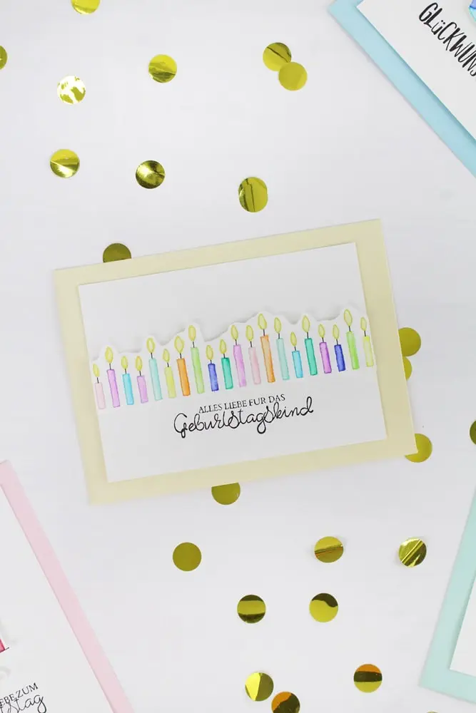 Du möchtest deine eigenen Karten basteln? Selbstgemachte Karten sind ein tolles Geschenk und lassen sich mit wenigen Handgriffen individuell gestalten. Ich zeige dir, wie du wunderschöne Grußkarten gestalten kannst. Von der Materialauswahl über verschiedene Techniken bis hin zu kreativen Ideen für jede Gelegenheit - hier ist alles dabei, was du wissen musst, um einzigartige DIY Karten zu gestalten, die deine Freunde und Familie begeistern werden. Probiere es selber aus, lass deiner Kreativität freien Lauf und sieh, wie viel Freude es bereitet, selbstgemachte Karten zu verschicken bzw. zu verschenken! DIY Geburtstagskarten basteln: 50+ Geburtstagsmotive zum Ausmalen und Audrucken | Tinkerhome - einfache DIYs für dein Zuhause