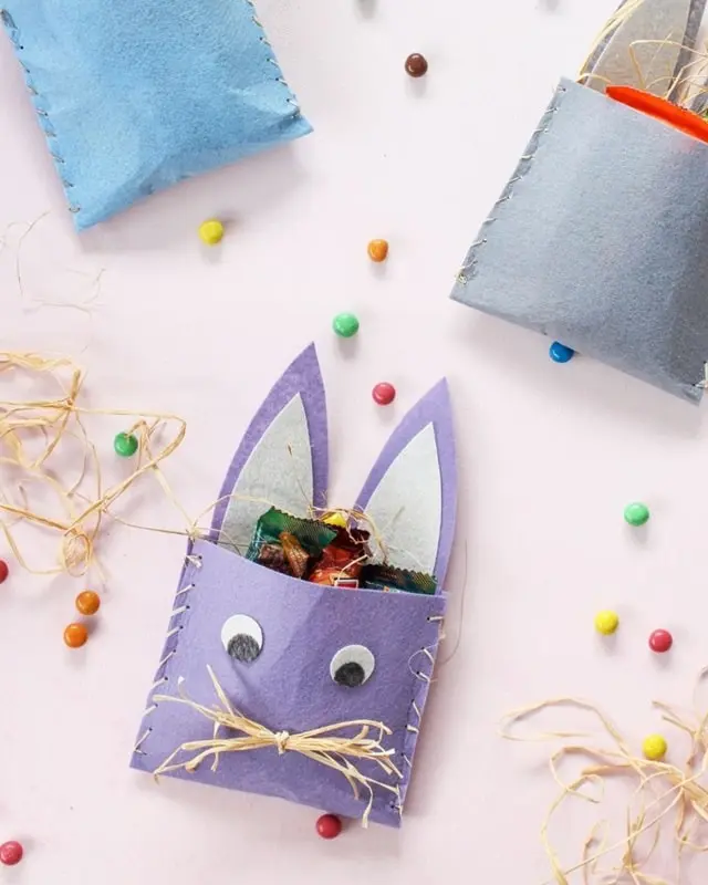 Bald ist Ostern und da habe ich mir natürlich schon Gedanken zu den Ostergeschenken und den Geschenkverpackungen gemacht. Eins steht fest: die Geschenke sollen nachhaltig verpackt werden und natürlich schön aussehen! Meine Ideen habe ich in diesem Blogbeitrag zusammengetragen. Nachhaltige DIY Geschenkverpackung Ostern - diy osternest aus filz basteln