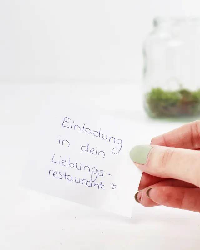 Bald ist Ostern und da habe ich mir natürlich schon Gedanken zu den Ostergeschenken und den Geschenkverpackungen gemacht. Eins steht fest: die Geschenke sollen nachhaltig verpackt werden und natürlich schön aussehen! Meine Ideen habe ich in diesem Blogbeitrag zusammengetragen. Nachhaltige DIY Geschenkverpackung Ostern - diy verpackung geschenk gutschein ostern 5