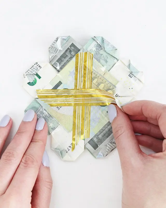 Geldgeschenk: Geld falten als Hochzeitsgeschenk - Herz, Eheringe, Kleeblatt, Schiffchen / Boot Geld falten als Hochzeitsgeschenk - geldscheine falten kleeblatt 3
